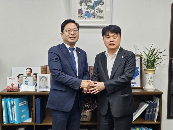 대한의사협회 임현택 회장은 24일 국회 법제사법위원회 간사인 김승원 의원과 면담했다(사진 제공: 대한의사협회).