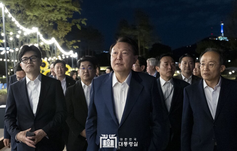 윤석열 대통령이 지난 24일 저녁 국민의힘 지도부를 초청해 만찬 회동을 가졌지만 현안 논의 없는 '빈손 회담'으로 끝이났다. 빈손 회담에 대한 정치권 내 비난도 이어지고 있다(사진출처: 대통령실).