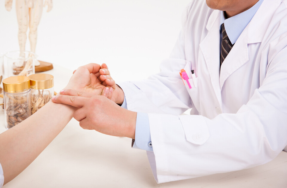 대한한의사협회가 2년 추가 교육을 받은 한의사에게 의사면허 취득 기회를 주자고 제안해 논란이 일고 있다(사진출처: 게티이미지).