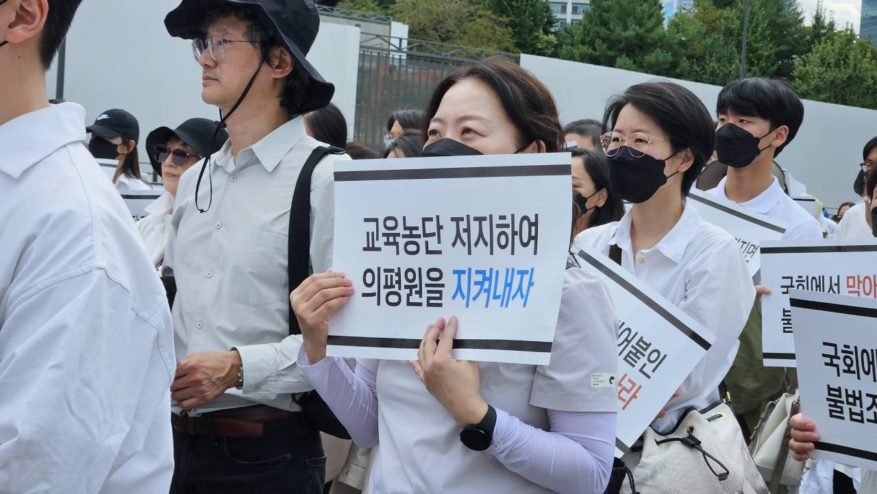 3일 용산 대통령실 앞에서 열린 전국 의대 교수 결의대회에 800명 이상이 결집했다(ⓒ청년의사).
