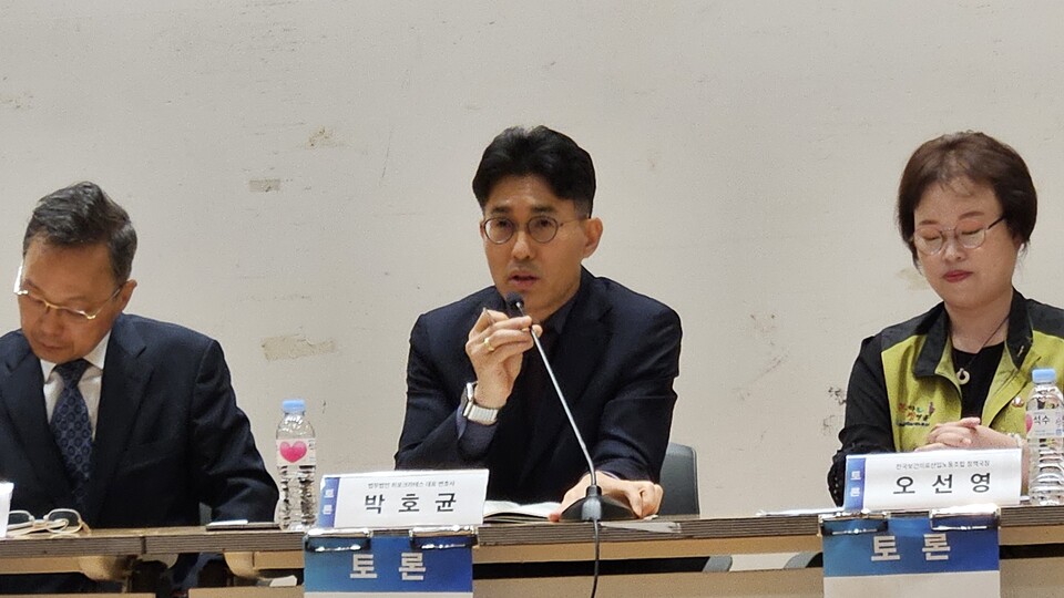 법무법인 히포크라테스 박호균 변호사는 8일 열린 '간호법 이후의 간호법을 말하다' 토론회에서 간호법 내 의료행위와 관련한 업무상과실치사상죄로 금고 이상의 형으로 받을 경우 면허를 취소하는 규정을 도입해야 한다고 주장했다(ⓒ청년의사).