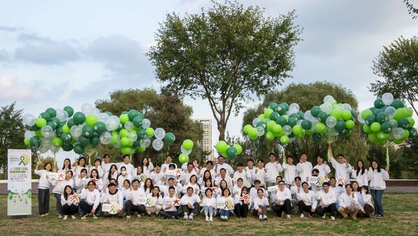 한국룬드벡 임직원들이 지난 10일 서울 채빛섬 일대에서 10월 10일 ‘정신건강의 날(World Mental Health Day)’을 맞아 진행된 ‘플로깅 데이’ 행사에서 기념 사진을 촬영하고 있다(제공: 한국룬드벡). 