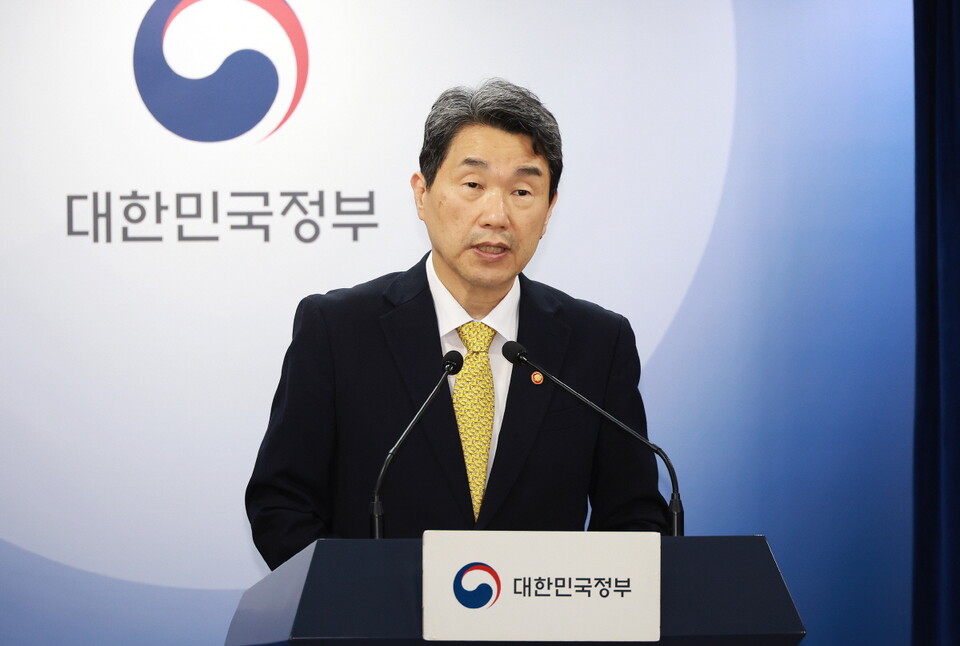 이주호 사회부총리 겸 교육부 장관은 의대를 운영하는 전국 40개 대학 총장들과 간담회를 열고 의대생 연속 휴학을 제한하는 규정을 마련하라고 촉구했다(사진출처: 교육부).