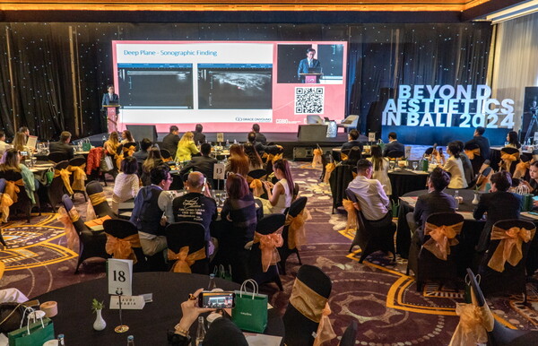 '밋 더 마스터 인 발리' 세미나에서 그레이스오앤영성형외과의원 최문섭 대표원장이 강의를 진행하고 있다(제공: 시지바이오).