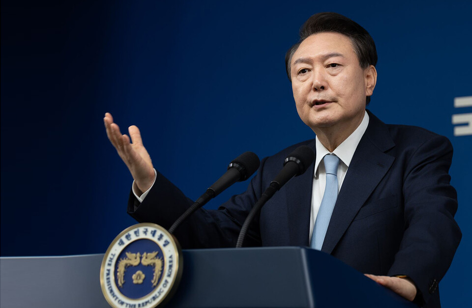 윤석열 대통령은 15일 제주국제자유도시개발센터에서 개최한 '국민과 함께하는 민생토론회:스물아훕번째, 세계로 열린 청정한 섬, 글로벌 휴양도시 제주'를 통해 오는 2027년부터 적용하는 6기 상급종합병원 지정평가부터 제주권역을 신설할 수 있도록 추진하겠다고 약속했다(사진출처: 대통령실).