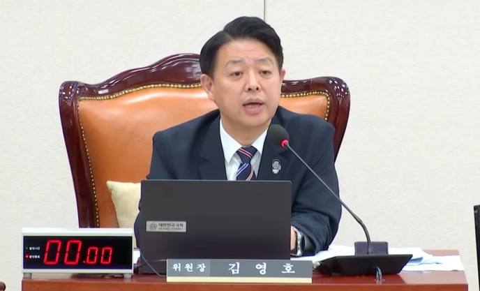 국회 교육위 김영호 위원장은 교육부에 서울대 감사를 즉시 철회하라고 요구했다(사진 출처: 국회방송 유튜브 생중계 화면 갈무리).