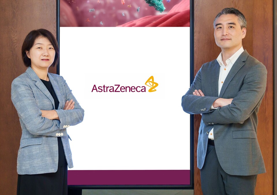 한국아스트라제네카 의학부 임재윤 전무(좌)와 대외협력부 정일섭 전무(우)