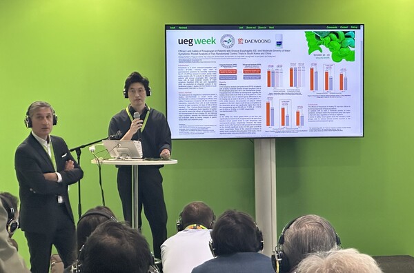 (왼쪽 두 번째) 대웅제약 박형 임상연구팀원이 13일(현지시간) 해외 의료진에 펙수클루 연구 포스터를 소개하고 있다. (사진 제공: 대웅제약)