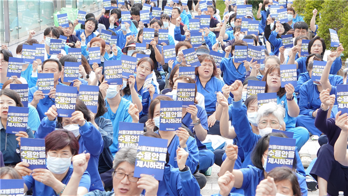 공공운수노조 의료연대본부 서울대병원분회가 지난 10일과 11일 서울대병원 본관 앞 시계탑과 보라매병원 원내에서 서울대병원 김영태 원장을 규탄하는 시위를 진행했다고 14일 밝혔다(사진제공: 의료연대본부).
