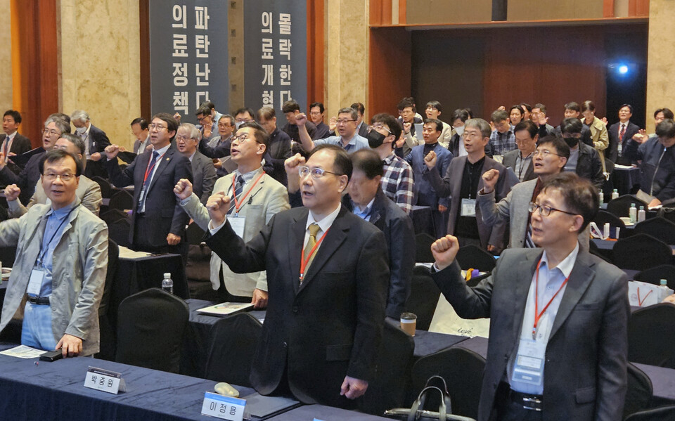 대한내과의사회는 20일 정기총회에서 정부에 의료대란 해결을 촉구하는 결의문을 채택했다(ⓒ청년의사).
