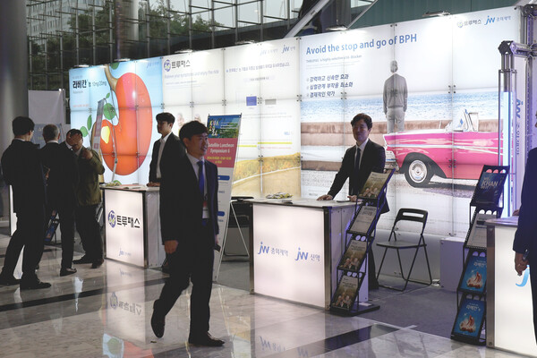 JW중외제약이 10월 16일부터 18일까지 서울 코엑스에서 열린 2024년 대한비뇨의학회 정기학술대회(KUA 2024)에 메인 스폰서로 참가했다. JW중외제약 관계자들이 메인 부스에서 전립선비대증 치료제인 ‘트루패스’를 소개하고 있다(사진 제공 : JW중외제약).