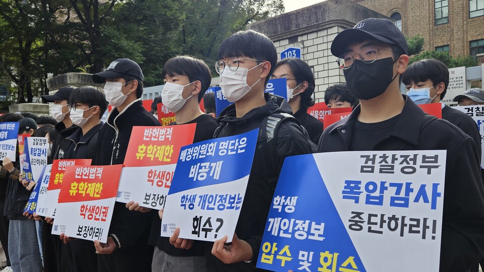 서울의대생 100여명은 21일 서울의대 철문 앞으로 나와 15분 동안 침묵시위를 진행했다(ⓒ청년의사)