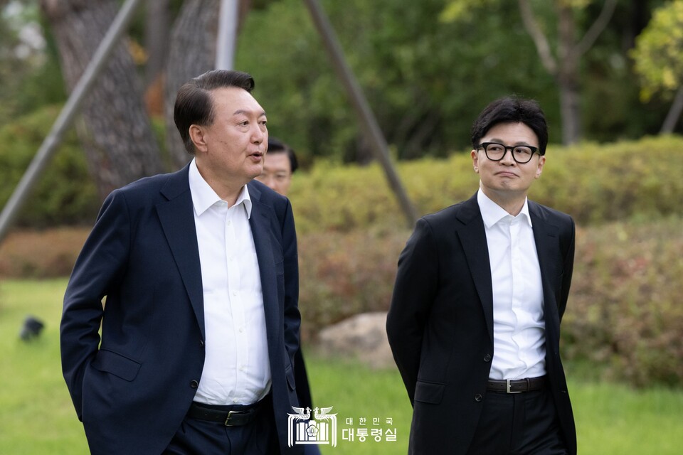 윤석열 대통령과 한동훈 국민의힘 대표가 지난 21일 용산 대통령실에서 진행한 면담에 앞서 파인그라스 잔디밭을 산책하며 담소를 나누고 있다(사진출처: 대통령실).