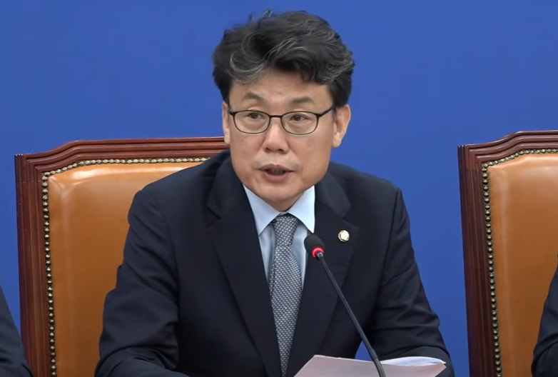 더불어민주당 진성준 정책위의장은 윤석열 대통령과 한동훈 국민의힘 대표 면담이 성과 없이 끝난데 대해 혹평했다(사진출처: 더불어민주당 공식 유튜브 갈무리).