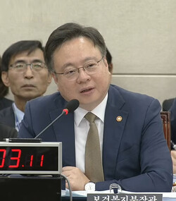 보건복지부 조규홍 장관은 23일 국회 보건복지위원회 종합감사에서 신규 의사 배출에 영향이 있지만 의료개혁 과제를 예정대로 추진하겠다고 했다(사진: 국회방송 중계 화면 갈무리).