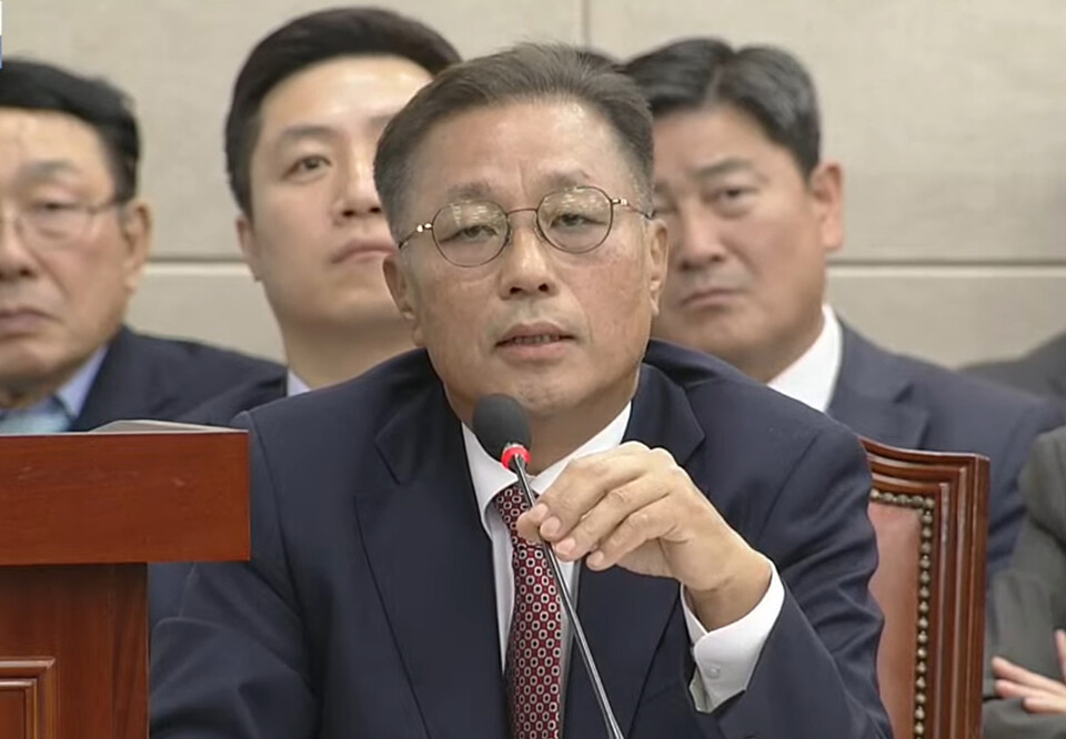 건강보험심사평가원 강중구 원장이 국회 보건복지위원회 국정감사에서 태도 논란에 휩싸였다(자료출처: 국회방송 갈무리).