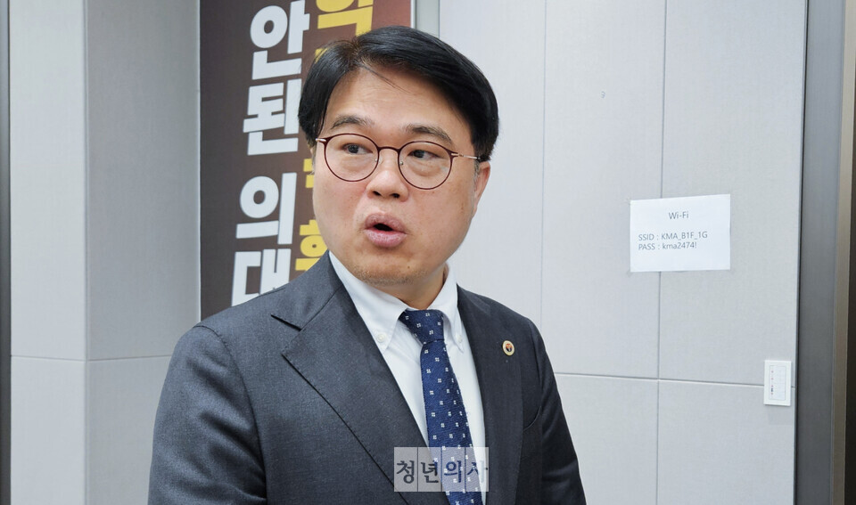임현택 대한의사협회장이 전공의 지원금 4억원을 가로챘다는 취지의 글을 올린 최주현 서울시의사회 홍보이사가 '허위 비방' 사유로 중앙윤리위원회에 회부된다(ⓒ청년의사).