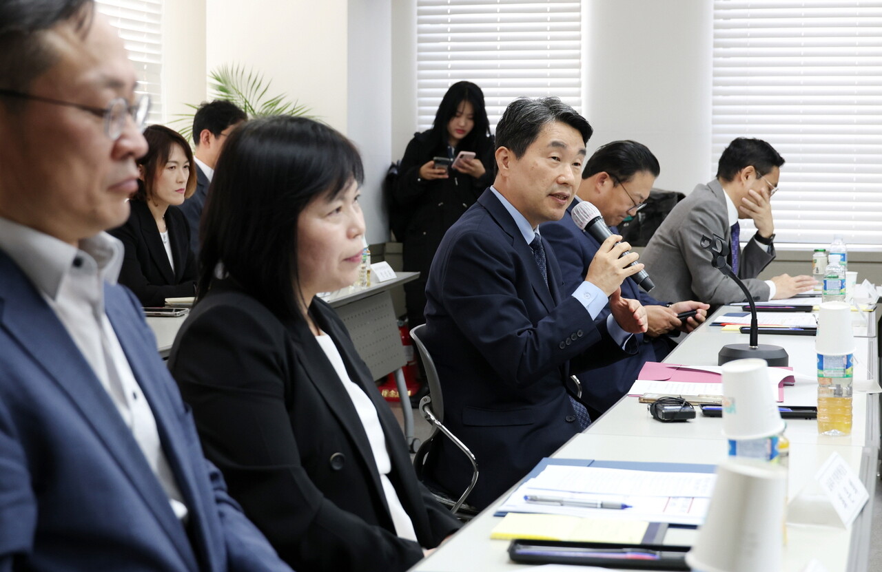 교육부 이주호 장관은 25일  중·고등학생 학부모들을 만나 의대 정원 증원 정책에 대해 이야기 나눈다. 사진은 지난해 10월 국립대 총장 간담회에서 발언하는 이 장관 모습(사진 출처: 교육부).