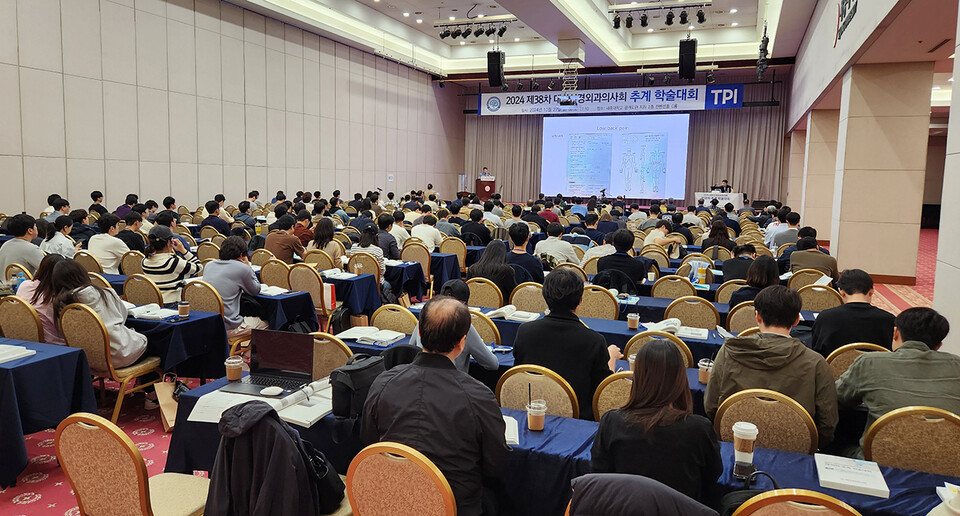 대한신경외과의사회가 27일 세종대 광개토관 컨벤션홀에서 진행한 제38차 추계 학술대회에는 사직 전공의 250여명이 참석했다(ⓒ청년의사).