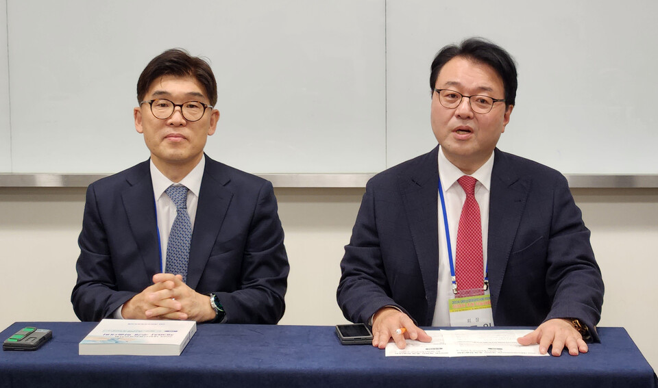 신경외과의사회 고도일 회장(오른쪽)과 지규열 총무위원장은 27일 추계학술대회 기자간담회에서 전공의에게 등록비를 받지 않은 이유 등을 이야기하며 의대 증원 사태가 조속히 해결돼야 한다고 말했다(ⓒ청년의사).