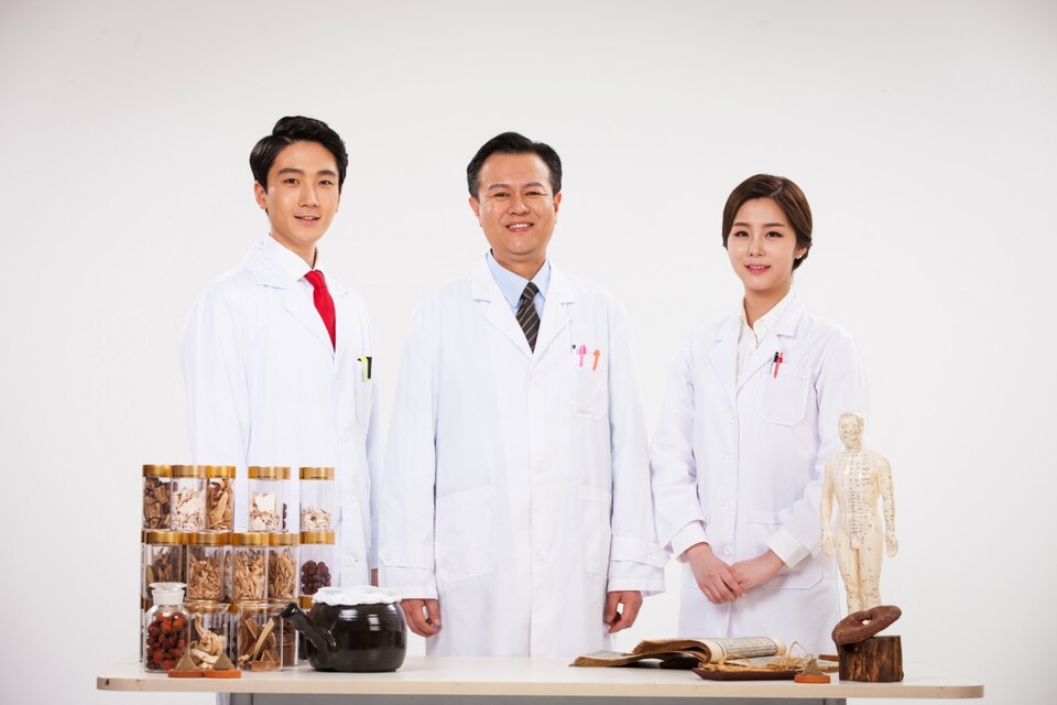 대한한의사협회가 의사 수급난 해결을 지적하며 한의사를 활용한 ‘지역·필수·공공의료 한정 의사제도’ 도입을 재차 촉구하고 나섰다(사진 출처: 게티이미지).
