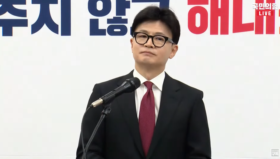 취임 100일을 맞은 한동훈 국민의힘 대표가 시급한 민생과제로 의료대란 해결을 꼽고 여야의정협의체를 통해 의정 갈등을 풀어내겠다는 의지를 드러냈다(사진출처: 국민의힘 공식 유튜브 '국민의힘TV' 생중계 갈무리).