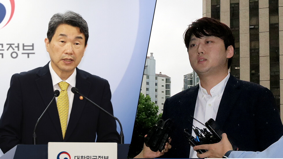 대한전공의협의회 박단 비상대책위원장(오른쪽)은 교육부 이주호 장관(왼쪽)에 내년에도 의대생들은 돌아가지 않을 것이라고 밝혔다.  