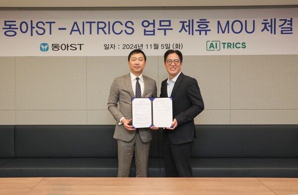 동아ST가 에이아이트릭스와 디지털 헬스케어 사업 협력을 위한 업무협약을 체결했다. (왼쪽부터) 동아ST 정재훈 사장, 에이아이트릭스 김광준 대표 (사진 제공: 동아ST)