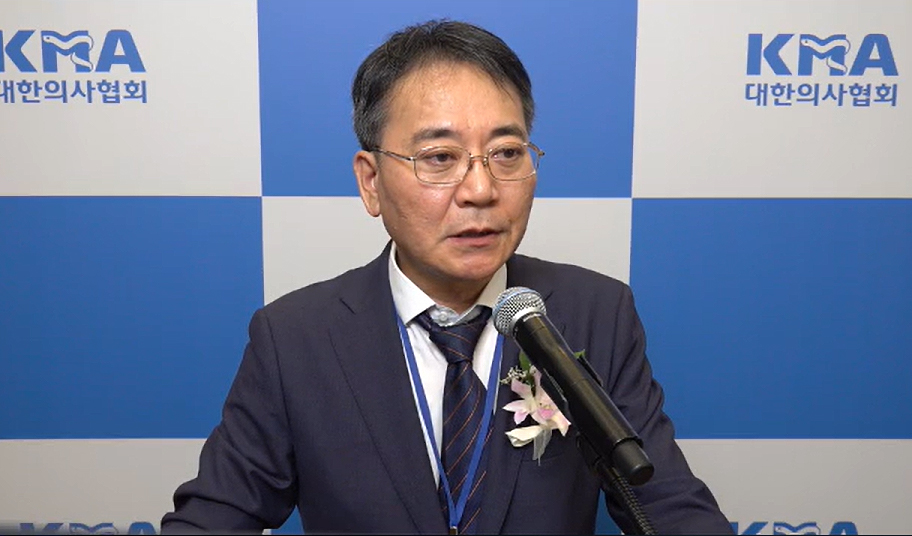 고려대안암병원 응급의학과 이성우 교수는10일 대한의사협회 온라인 종합학술대회에서 '응급의료전달체계 문제와 해법'에 대해 강연했다(사진 출처: 온라인 중계 화면 갈무리).