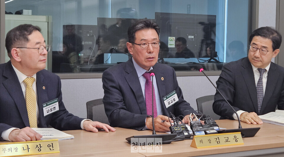 대한의사협회가 비상대책위원회로 전환한다. 새 회장도 올 해 안에 뽑기로 했다.