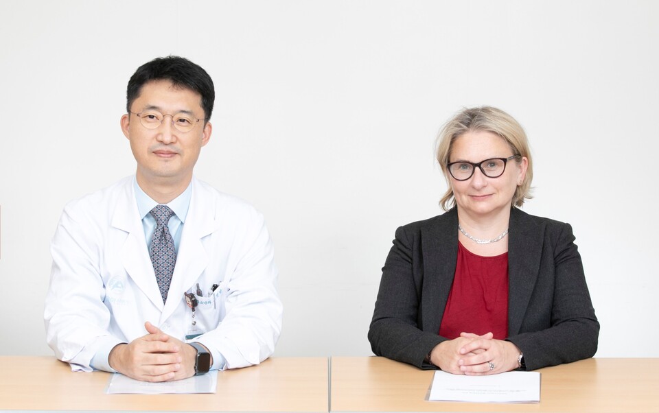 서울아산병원 소아청소년종양혈액과 고경남 교수(왼쪽)와 폴란드 야기엘론스키 대학교 의과대학 혈액종양학과 알렉산드라 비에초렉(Aleksandra Wieczorek) 박사(오른쪽)를 만나 고위험군 신경모세포종 치료 패러다임의 변화에 대해 들었다.