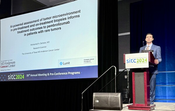 MD앤더슨 암센터 모하메드 데르발라(Mohamed Derbala) 연구원(Research Scientist)이 지난 9일(현지시간) 미국 휴스턴 조지 R. 브라운 컨벤션센터에서 희귀암 환자 대상 면역항암제 치료반응 예측 연구 결과를 발표하고 있다. (사진 제공: 루닛)