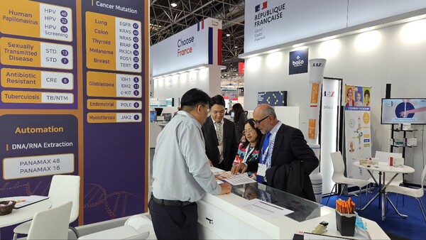 11일(현지시간) 독일 뒤셀도르프에서 열린 '메디카(MEDICA) 2024'에 마련된 HLB파나진 부스에서 직원들이 참관객들에게 회사의 진단 제품들을 소개하고 있다(제공: HLB파나진).