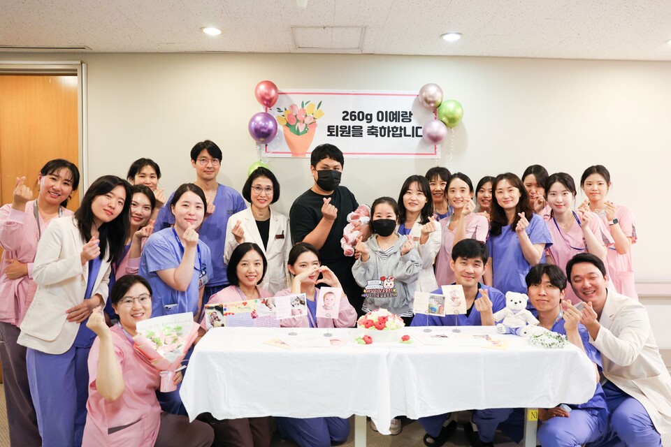예랑이의 퇴원을 축하하기 위해 모인 삼성서울병원 모아집중치료센터 의료진과 예랑이 가족(사진 제공: 삼성서울병원). 