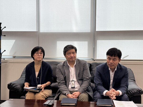 왼쪽부터 식약처 의약품규격과 박상애 과장, 의약품정책과 김춘래 과장, 허가총괄과 김영주 과장.