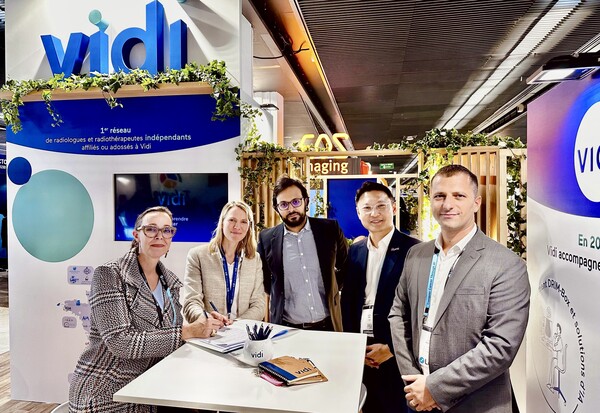 루닛과 비디 그룹(Groupe VIDI) 관계자들이 최근 열린 프랑스영상의학회(JFR 2024)에서 전략적 파트너십을 체결하고 기념 촬영을 하고 있다. (왼쪽부터) 루닛 테리 토마스(Teri Thomas) 최고사업책임자(CBO), 비디 그룹 아멜리 리베사르(Amelie Libessart) 대표, 비디 그룹 레다 베레우(Réda Berrehou) 디렉터, 루닛 오재민 사업개발 부서장, 루닛 스테판 머큐리오(Stephane Mercurio) 유럽 남서부 지역 담당 매니저. (사진 제공: 루닛)