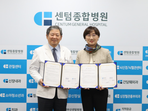 CTX 황유경 대표(오른쪽)와 센텀종합병원 박남철 병원장(왼쪽)이 업무협약 체결 후 기념사진을 찍고 있다(제공: CTX).