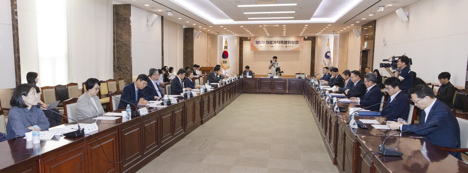 정부는 13일 의료개혁특별위원회를 열고 2차 의료기관 육성과 사법리스크 완화 방안을 논의했다(사진 제공 : 보건복지부).