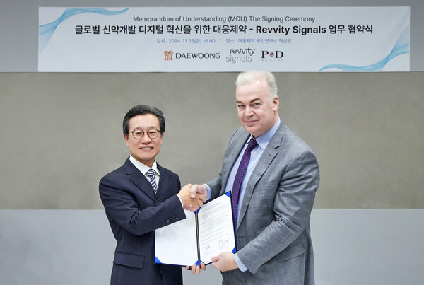 대웅제약 박준석 신약센터장(왼쪽)과 레비티 시그널즈 찰스 코이네 아시아 태평양 총괄이 기념 촬영을 하고 있다. (사진 제공: 대웅제약)