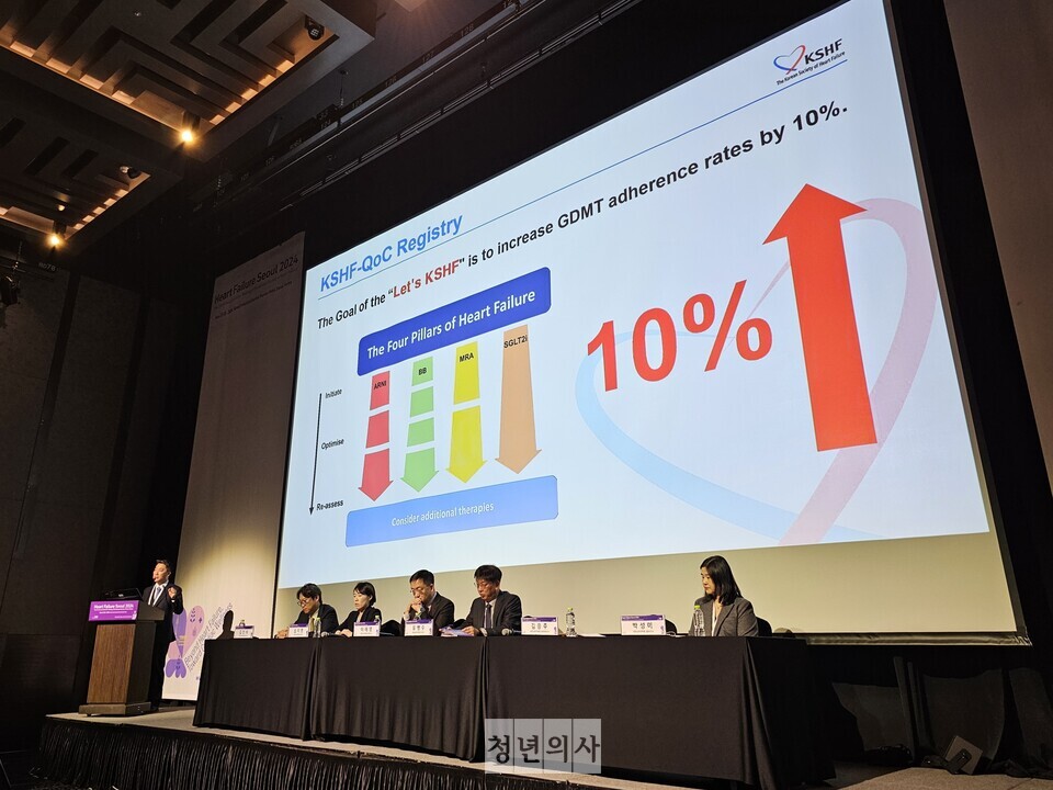 지난 22일 서울 그랜드 인터컨티넨탈 파르나스 호텔에서 열린 기자간담회에서 고려대 구로병원 순환기내과 김응주 교수가 진료적정위원회의 '레츠 KSHF' 프로젝트에 대해 설명하고 있다.