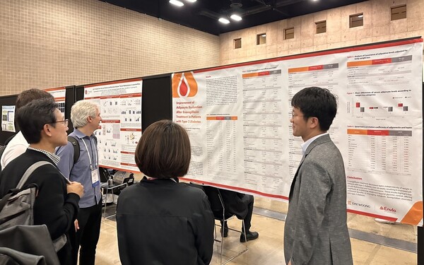 조선대 류영상 교수가 미국 비만학회에서 엔블로의 대사기능 개선 가능성에 대한 연구결과를 포스터 발표하고 있다. (사진 제공: 대웅제약)