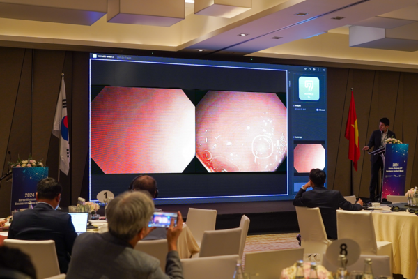 웨이센 남기혁 책임이 한베 ICT 페스티벌위크에서 발표를 하고 있다.