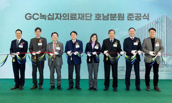 (왼쪽부터) GC녹십자의료재단 김달식 호남 분원장, GC녹십자의료재단 이상곤 대표원장, 대한진단검사의학회 신명근 차기 이사장, GC 허일섭 회장, GC녹십자의료재단 이은희 이사장, GC녹십자의료재단 조현찬 고문, GC녹십자EM 박충권 대표, 지읒 정명환 대표 (사진 제공: GC녹십자의료재단)