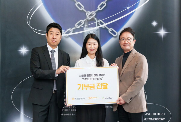 (왼쪽부터) 대웅제약 조병하 사업부장, 사단법인 도구 정현아 대표, 씨어스테크놀로지 이영신 대표가 기부금 전달식 후 기념 촬영을 하고 있다. (사진 제공: 대웅제약)