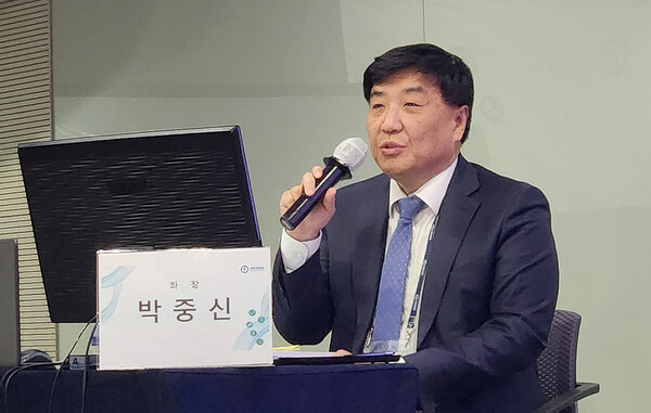 대한의학회 박중신 부회장은 전공의 수련시간을 주 80시간에서 72시간으로 줄이겠다는 정부 방침에 반대한다고 했다(ⓒ청년의사).