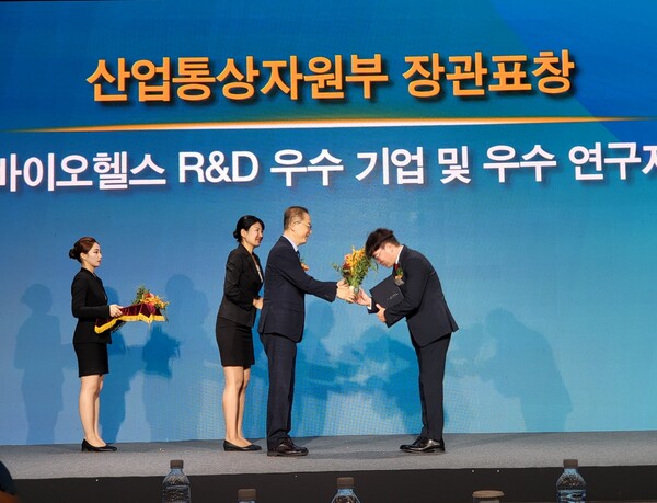 디앤디파마텍은 ‘2024 바이오산업의 날’ 시상식에서 바이오헬스분야 R&D 우수기업 부문 산업통상자원부 장관 표창을 받았다. (사진 제공: 디앤디파마텍)