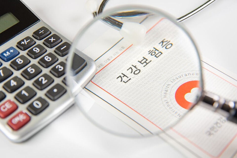 건강보험심사평가원과 국민건강보험공단은 건강보험 관련 주요 통계를 수록한 '2023년 건강보험통계연보'를 공동 발간했다. 지난해 국민건강보험적용 국민 1인당 159만원의 보험료를 내고 179만원의 급여비를 받은 것으로 나타났다(사진 출처: 게티이미지).