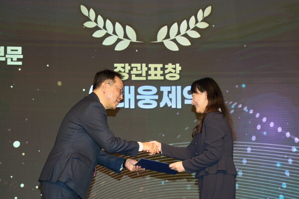 대웅제약 박은경 C&D전략팀장이 우수 혁신형 제약기업 보건복지부 장관 표창을 수여 받고 있다.