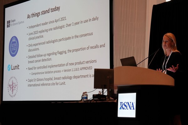 세인트괴란 병원 카린 뎀브로워 박사(Dr. Karin Dembrower)가 지난 1일(현지시간) 미국 시카고 맥코믹 플레이스(McCormick Place)에서 ‘루닛 인사이트 MMG’ 도입 후의 실제 임상 결과를 발표하고 있다. (사진 제공: 루닛)