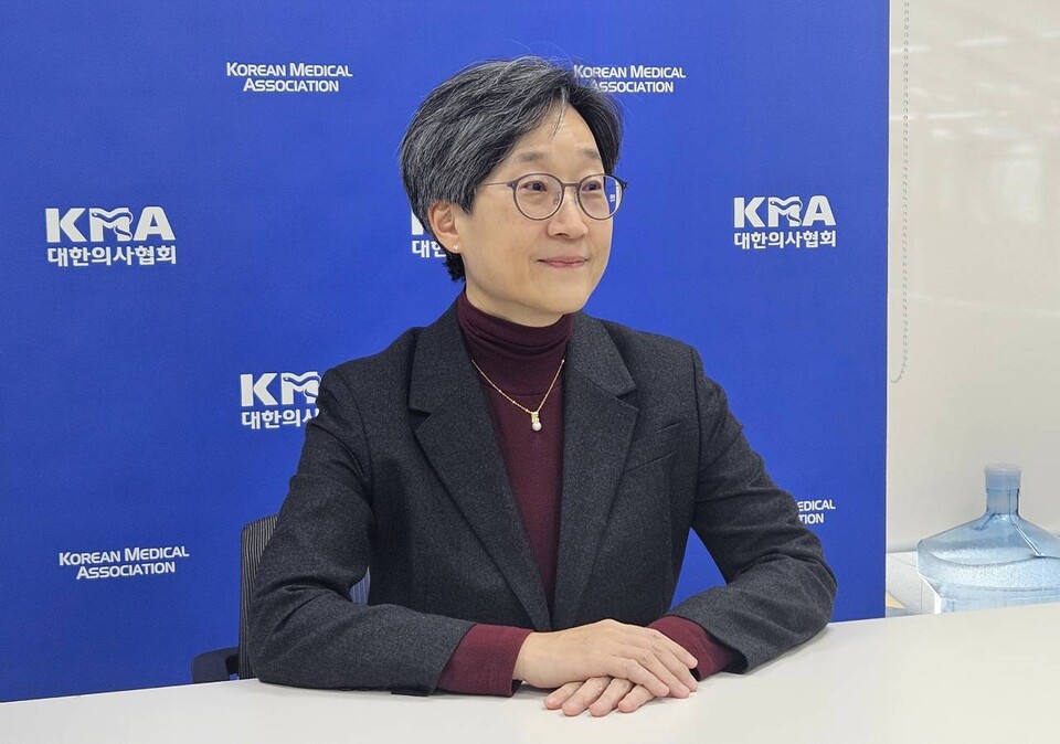 제43대 대한의사협회장 선거에 출마한 강희경 후보는 국민을 위한 의료 정책을 먼저 제안하고 의료계 시스템을 바꾸는 의협을 만들겠다고 했다(ⓒ청년의사).